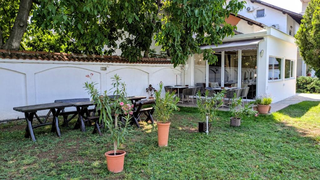 Bašta i terasa objekta International Inn Paraćin, stolovi napolju i zelenilo